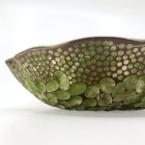 Detail struktury ručně vyráběné keramické mísy s jarním motivem listů – KeraMiška