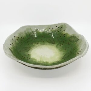 Čelní pohled na ručně vyráběnou keramickou mísu s jarním motivem listů – KeraMiška